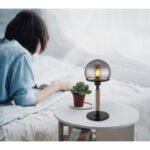 Lampă de masă din metal negru mat, MDF cu efect de lemn închis, metal alamă mată, sticlă fumurie, cablu textil negru, întrerupător pe cablu, ø: 180mm, H: 400mm, lungime cablu 1500mm, fără 1x E27 40W 230V - imagine 2
