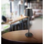 Lampă de masă metal/plastic negru mat, plastic alb, touch on/off, reglabil, variator de intensitate, USB-A 2.0 - USB-C, baterie CR18650 1800mAh 3.7V, IP44, ø: 106mm H: 360mm, 2 înălțimi de montaj: 36cm sau 24cm, LED 3W 230V, sursă 300lm, 130lm, 3000K