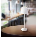 Lampă de masă metal alb mat, plastic alb mat, touch on/off, reglabil, variator tactil continuu, USB-A 2.0 - USB-C, CR18650 1800mAh 3.7V, IP44, ø: 106mm, H: 360mm, 2 înălțimi montabile: 36cm sau 24cm, LED 3W 230V, sursă 300lm, ieșire 130lm, 3000K