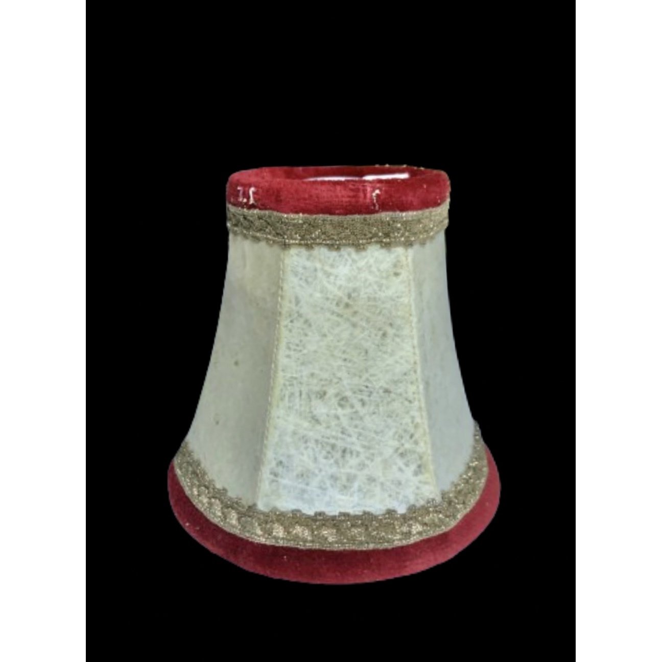4267e7ac-84f2-4c11-b0ea-629fb35d9d19 Abajur Elegant Imitatie Piele Crem cu Dantela Rosie Pe margini, Inaltime 10cm, Diametru 10cm, Gaura pentru Tija 10mm ORION - imagine 1
